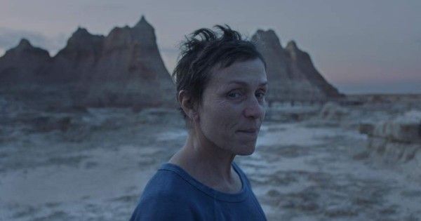 'Nomadland' arrasa en los premios Spirit y se acerca aún más al Óscar
