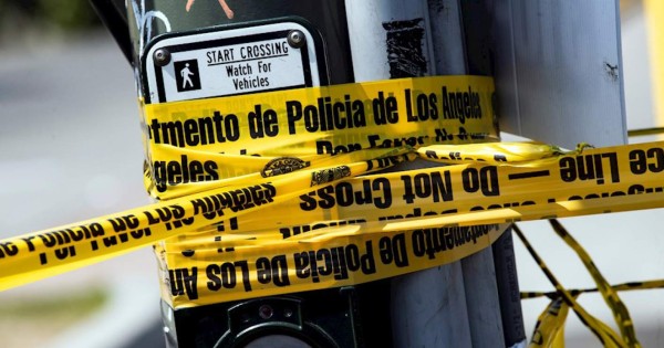 Policía encuentra a tres niños apuñalados en una residencia en Los Ángeles