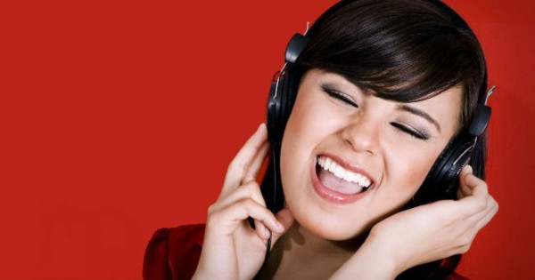 Los jóvenes con problemas de audición por uso audífonos