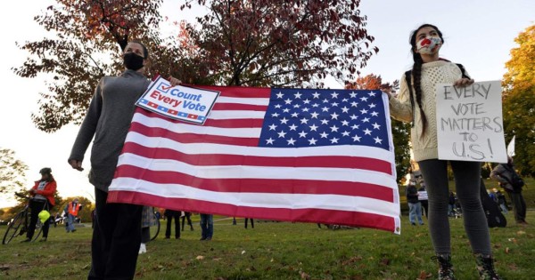 Elecciones EEUU: Trump y Biden mantienen diferencias mínimas en los estados decisivos