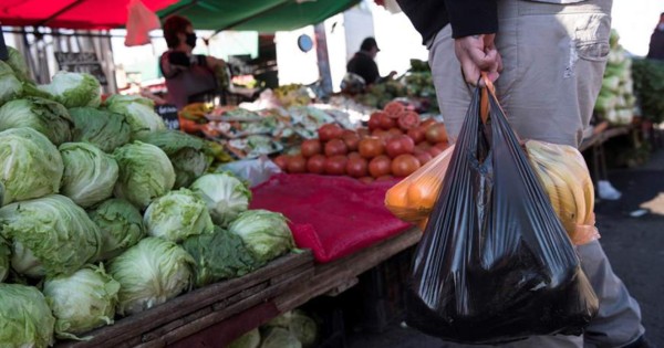Chile dice adiós a las bolsas plásticas: ningún comercio puede ya entregarlas