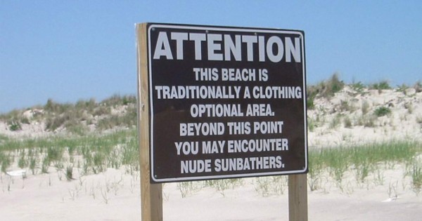 Nudistas australianos rescatados en el bosque tras huir de un ciervo