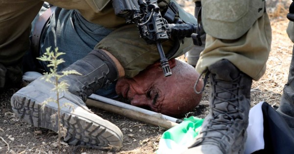 VIDEO: Indignación por un palestino inmovilizado en el suelo por la rodilla de un soldado israelí