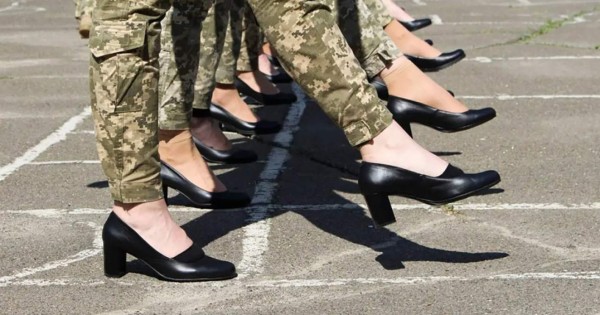 Polémica en Ucrania por zapatos de tacón para mujeres soldados