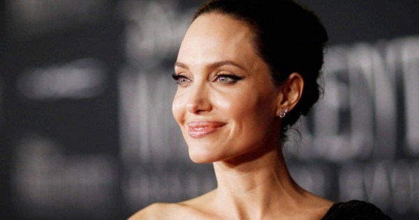 Angelina Jolie se estrena en Instagram con la denuncia de una niña afgana