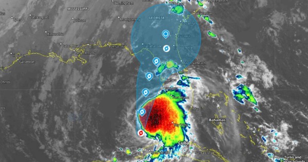 Eta se convierte otra vez en huracán mientras se acerca a la costa oeste de Florida
