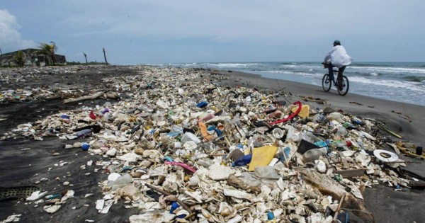 Guatemala retira toneladas de basura en río Motagua que contamina playas hondureñas