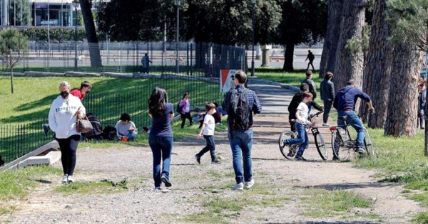 Italia suma 13,817 casos y 322 muertos en vísperas de relajar las restricciones