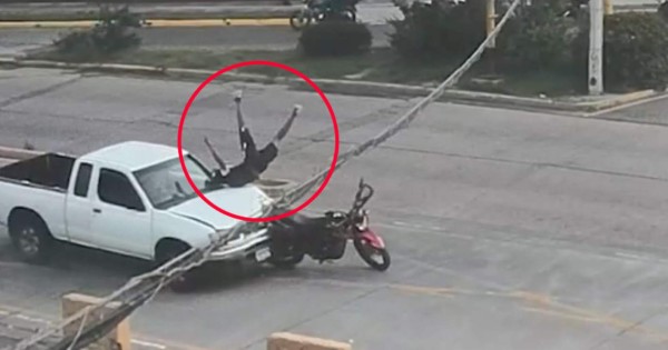 VIDEO 911: Conductor distraído embiste a motociclista que esperaba en un semáforo