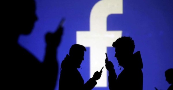 Facebook prohíbe todas las cuentas de QAnon, aunque no sean violentas