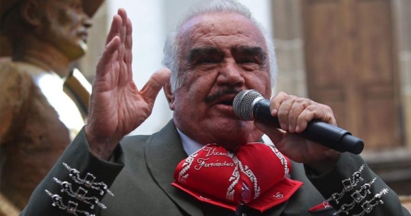 Vicente Fernández se mantiene débil pero despierto tras caída en México