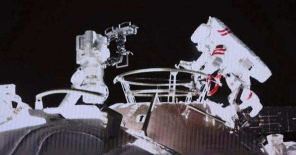 Video: Astronautas chinos realizan la segunda caminata espacial del país