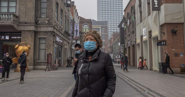Médico de Wuhan: El virus se atajó con mascarillas, test masivos y cuarentenas