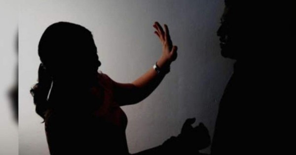 'Déjame cortar la clase': maestra es golpeada por su esposo mientras impartía clase virtual