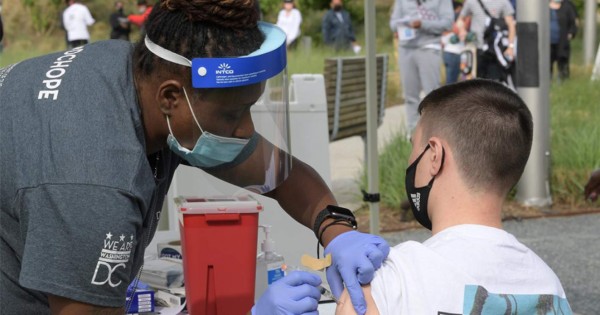 EEUU exigirá vacuna contra covid-19 a solicitantes de residencia permanente