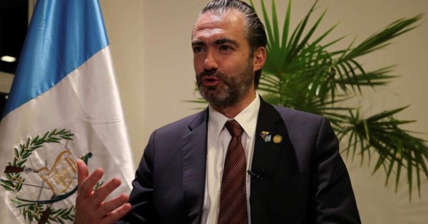 Exministro de Economía guatemalteco se entrega en EEUU por lavado de dinero