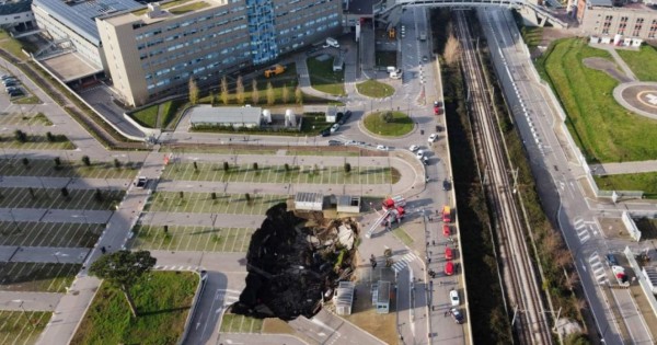 ¡Se abrió la tierra!: Descubren un hoyo gigante en ciudad italiana