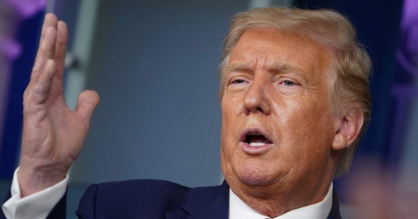 Trump llama tonto y estúpido al alcalde de Kenosha antes de viajar