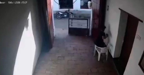 Video viral: Graban video de agresivo fantasma a plena luz del día