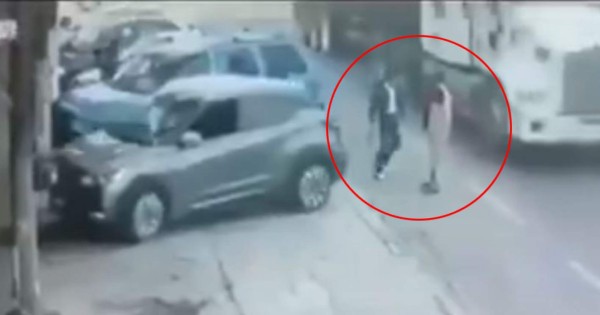 Video viral: mariachi muere prensado entre auto y rastra