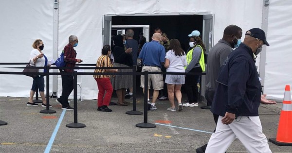 Gran afluencia a centro de vacunas en Miami en primer día sin límite de edad