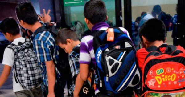 Más de 15,500 menores hondureños crecen sin papeles en España