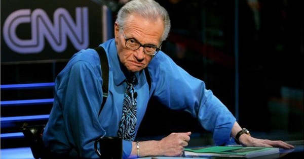 El periodista Larry King está hospitalizado por Covid-19
