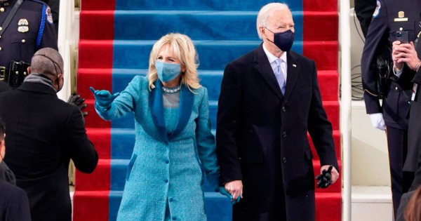 Jill Biden, primera dama, maestra trabajadora y doctora pese a quien le pese