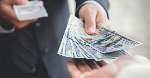 Capturan a sujeto que usó nombres de famosos para millonaria estafa en EEUU