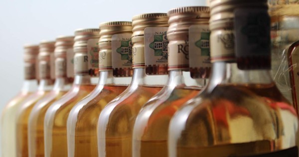 Alcohol adulterado mata a 44 personas en una semana en Turquía