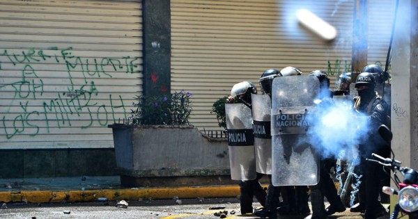 Policía reprime manifestación en el parque central de Tegucigalpa
