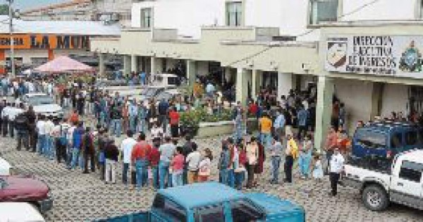 Tumultos en la entrega de placas