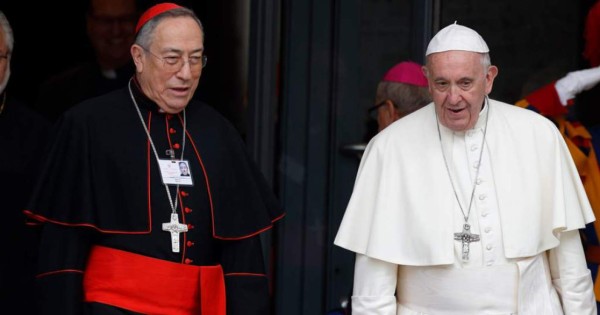 Papa Francisco se comunica con cardenal Rodríguez para conocer su estado de salud