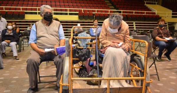 Demasiado emotivo: Hombre de 75 años llevó a su esposa de 83 con Parkinson a vacunarse contra covid-19