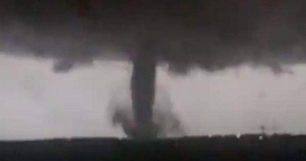Tornado azota Dallas dejando varios heridos y graves destrozos