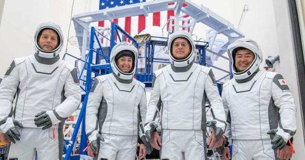 La NASA aplaza al viernes el lanzamiento de una misión tripulada a la EEI