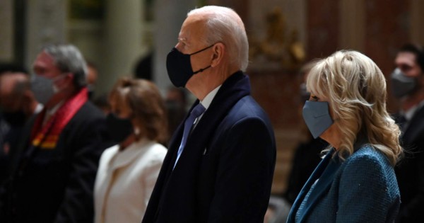 Biden asiste a misa con líderes republicanos y demócratas del Congreso