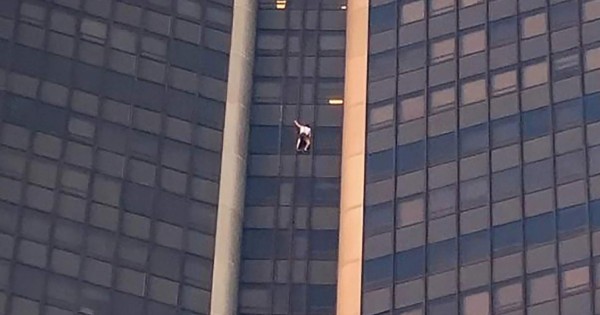 Detienen a un hombre tras haber escalado un rascacielos en París