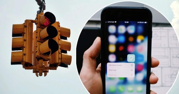 Advierten del peligro al mirar los teléfonos con el semáforo en rojo