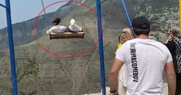 Video viral: dos mujeres caen desde un columpio que se balanceaba sobre un precipicio