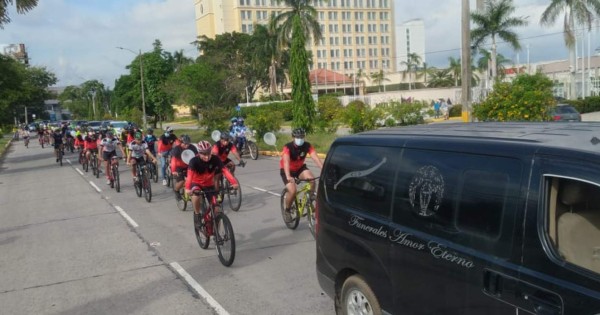 Video: Con caravana ciclistas dan el último adiós a doctor atropellado por taxista