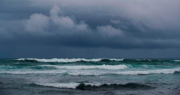 El Atlántico amenaza otra vez a días de cerrar una temporada ciclónica récord