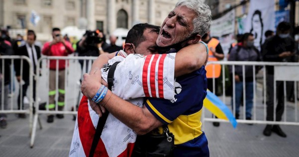 Los hinchas dejan de lado su rivalidad para despedir a Maradona