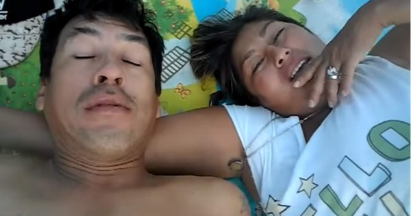 Video: Pareja se vuelve viral por 'apasionado' beso transmitido en Facebook