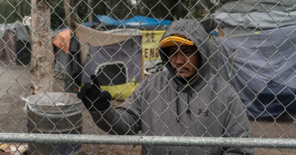 Migrantes en México esperan que EEUU les abra sus puertas para asilo