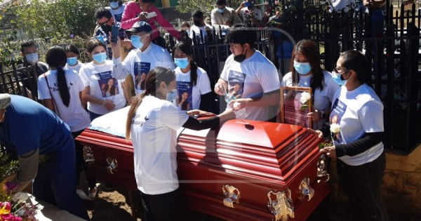Sepultan a Keyla Martínez entre desconsuelo e indignación en La Esperanza