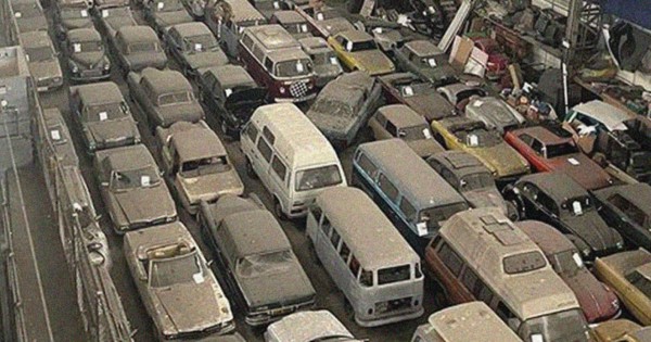 Hallan una colección de coches clásicos abandonados y los subastan desde 140 dólares