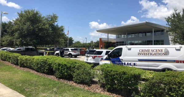 Latino muere en un tiroteo frente a oficina de inmigración en Florida