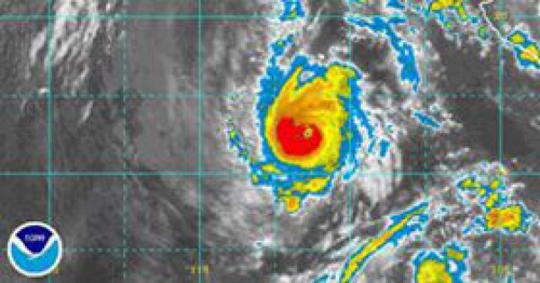 Huracán 'Paul' baja su intensidad y mantiene trayectoria hacia tierra
