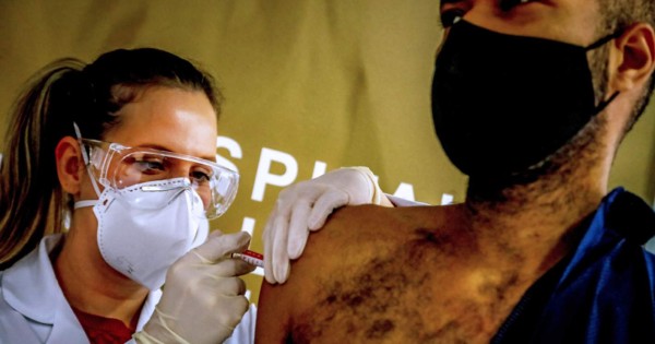 Emiratos aprueba una vacuna contra la Covid-19 para personal sanitario